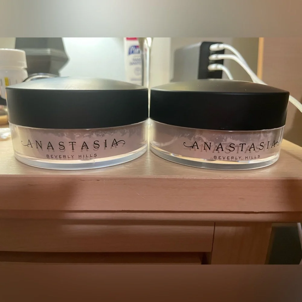 Large Anastasia Beverly Hills Loose Setting Powder Bundle in Vanilla